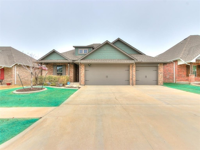 craftsman house featuring a garage