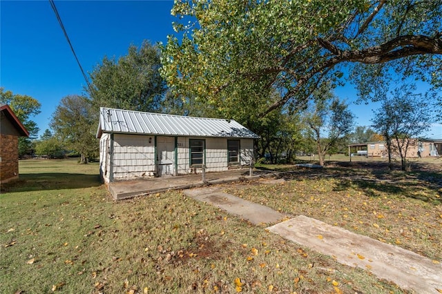 exterior space featuring an outbuilding and a yard