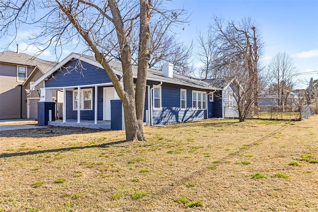 view of front of property featuring a front lawn