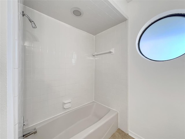 bathroom with tiled shower / bath