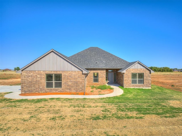 view of front facade featuring a front lawn