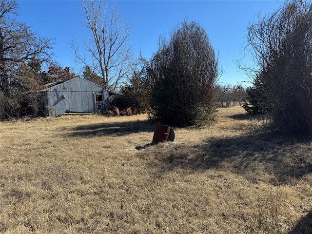 view of yard with an outbuilding