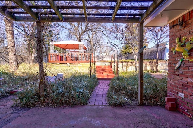 view of yard featuring a pergola