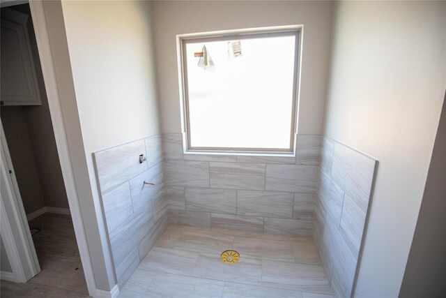8116 NW 152nd Ter, Edmond, OK 73013 - bathroom featuring a tile shower