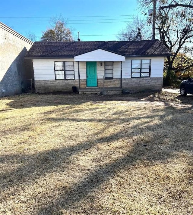 single story home with a front yard