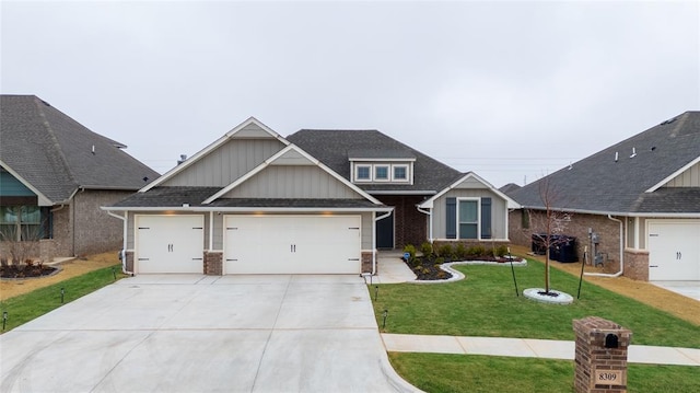 view of front of property featuring a front lawn