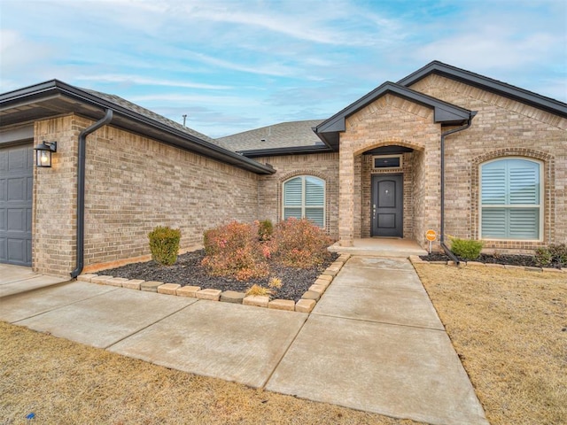 view of front of property featuring a garage