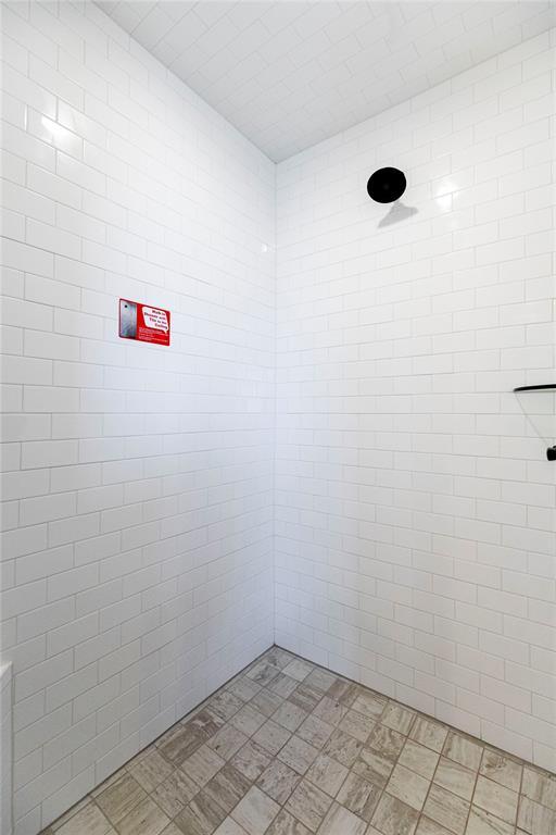 bathroom featuring a tile shower