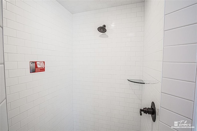 bathroom featuring tiled shower