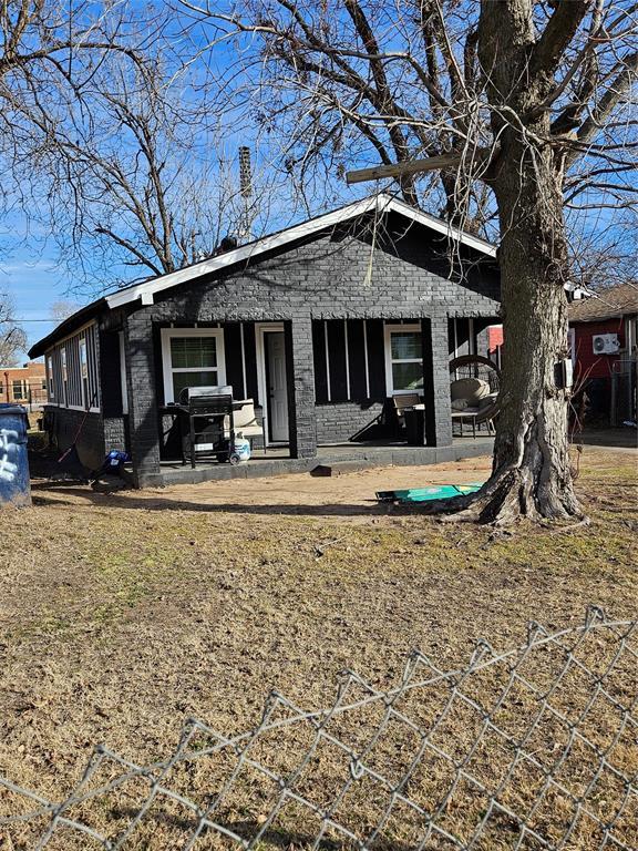 view of front of home featuring a patio