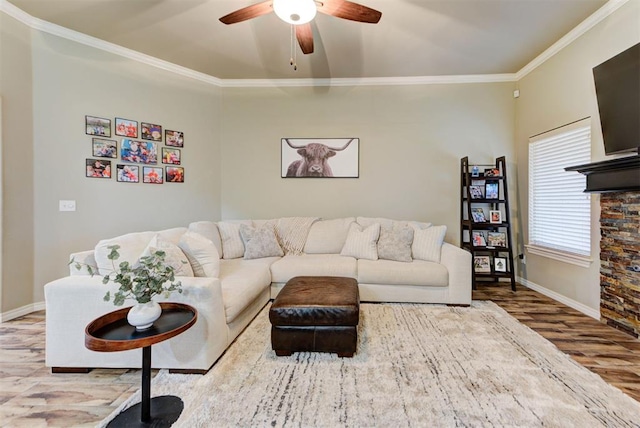 living room featuring hardwood / wood-style floors, ornamental molding, and ceiling fan