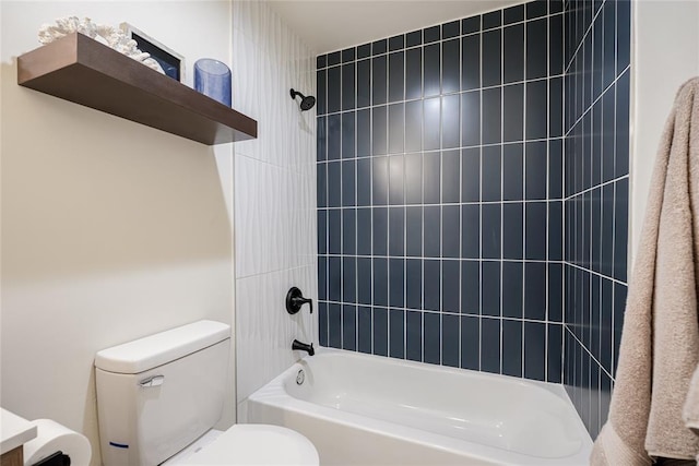 bathroom with tiled shower / bath and toilet