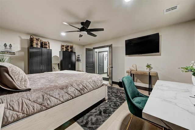 bedroom with ceiling fan