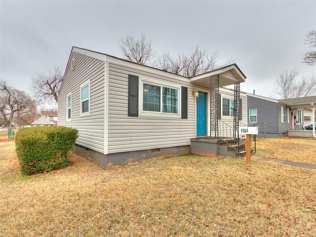 manufactured / mobile home featuring a front yard