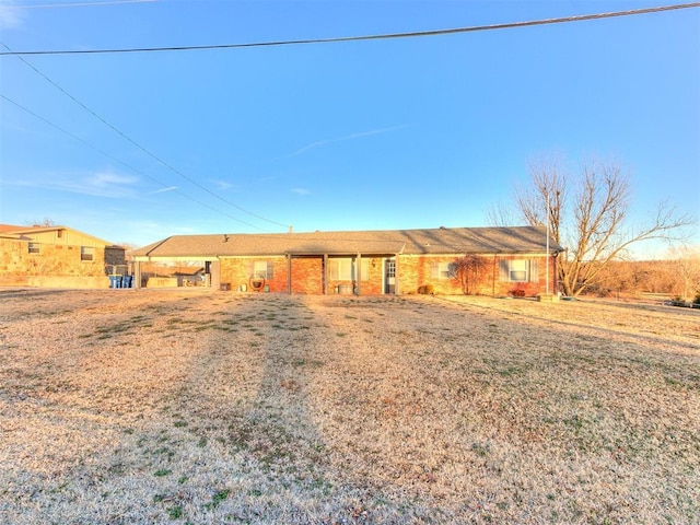 single story home featuring a front lawn