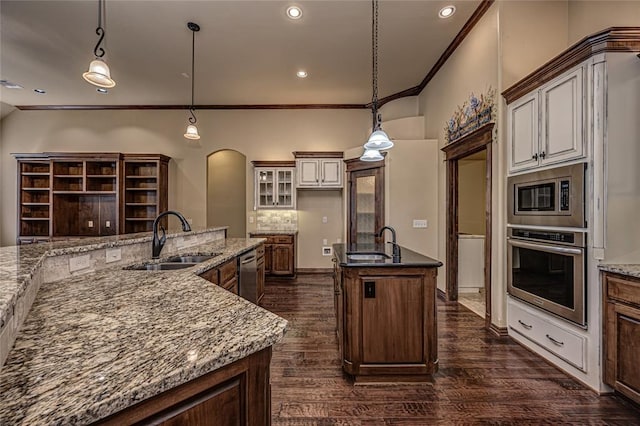 kitchen featuring sink, a center island with sink, hanging light fixtures, and appliances with stainless steel finishes