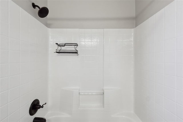 bathroom featuring tiled shower / bath combo