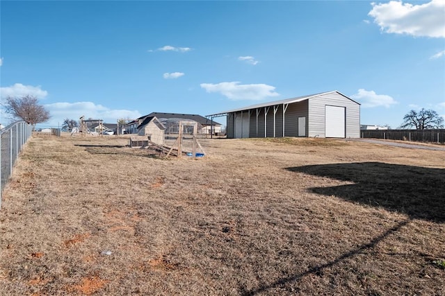 view of yard featuring an outdoor structure