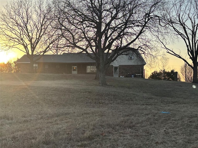 single story home with a lawn