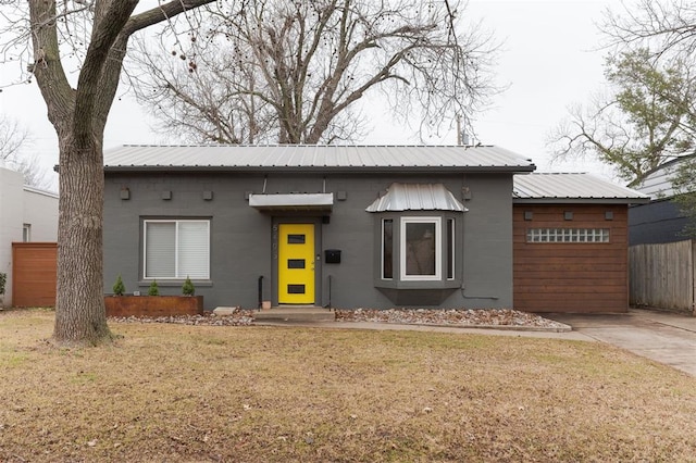 view of front of house featuring a front yard