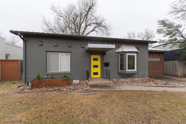 view of front of house featuring a front lawn