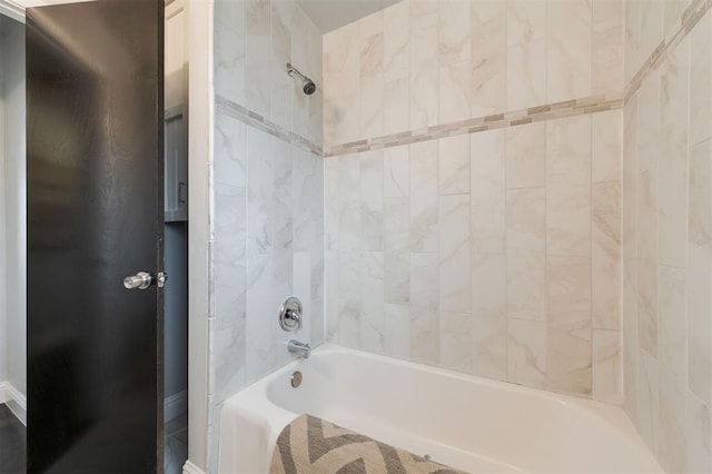 bathroom with tiled shower / bath combo