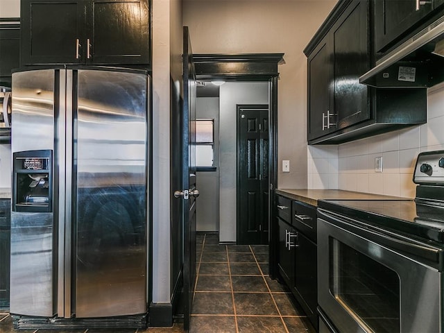 kitchen with backsplash, appliances with stainless steel finishes, and exhaust hood