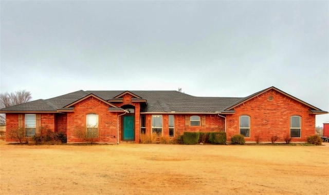 ranch-style house featuring a front yard