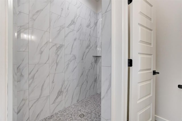 bathroom featuring a tile shower