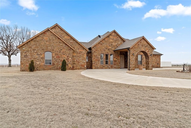 view of front of house with a front lawn