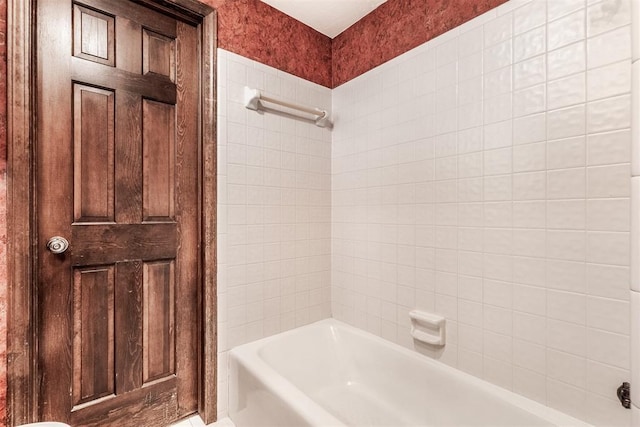 bathroom featuring tiled shower / bath combo