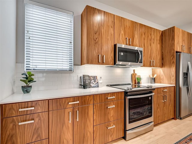 kitchen with decorative backsplash and stainless steel appliances