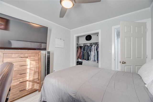 bedroom featuring hardwood / wood-style floors, crown molding, a closet, and ceiling fan