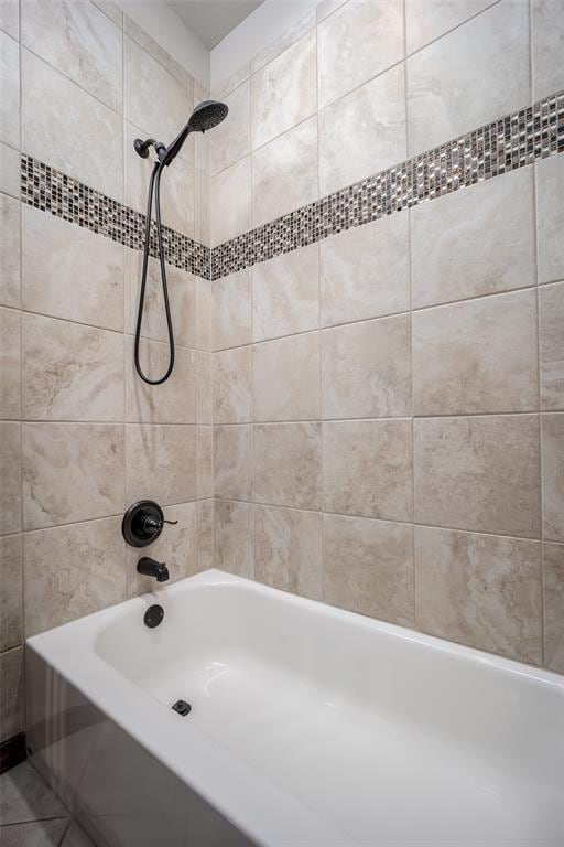 bathroom with tiled shower / bath