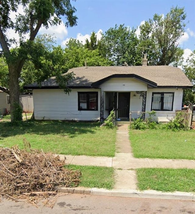 view of front of property featuring a front lawn