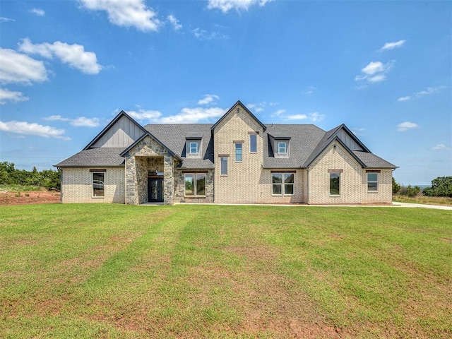 view of front of home featuring a front lawn