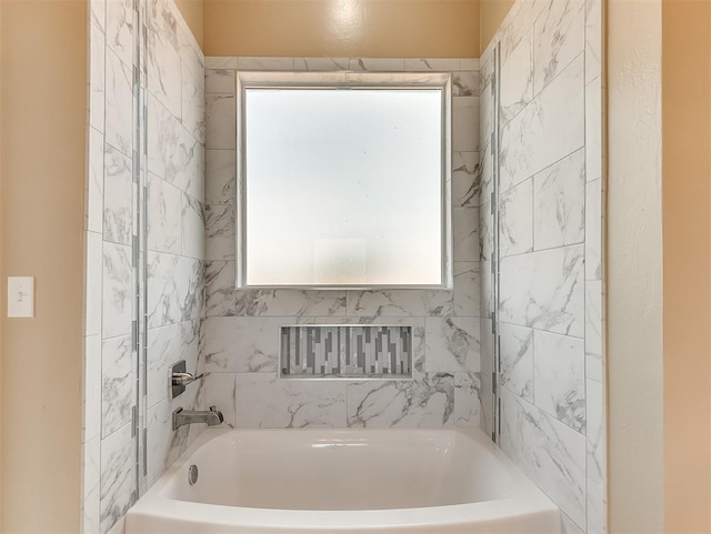 bathroom with tiled shower / bath