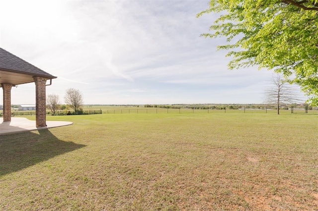 view of yard featuring a rural view