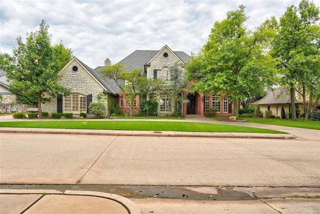 view of front of property featuring a front yard