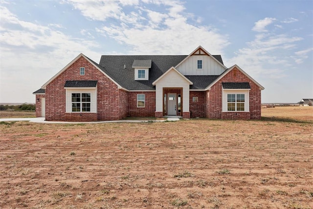 craftsman house featuring a front lawn