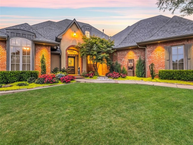 view of front of property featuring a yard