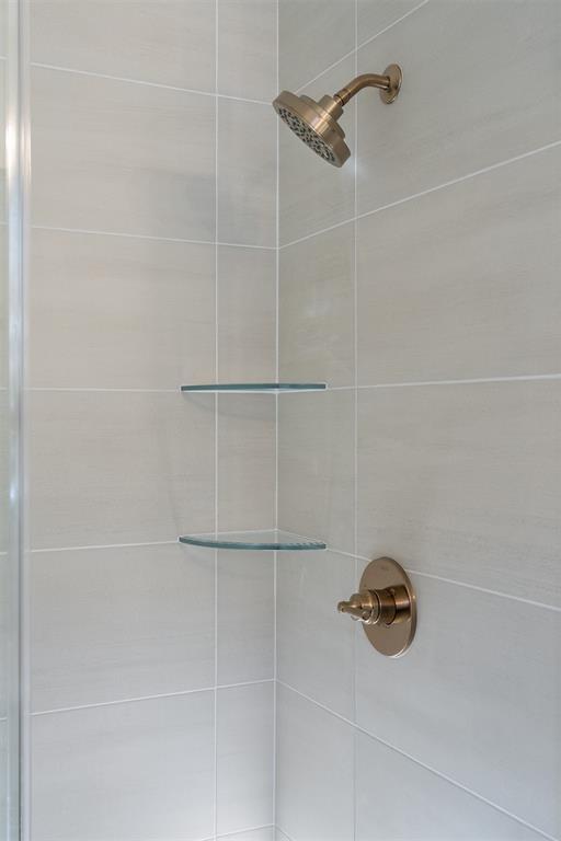 3400 Piney River Dr, Yukon, OK 73099 - interior details featuring a tile shower