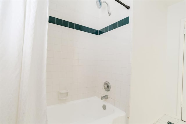 bathroom featuring shower / tub combo