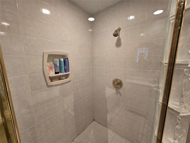 bathroom featuring a tile shower