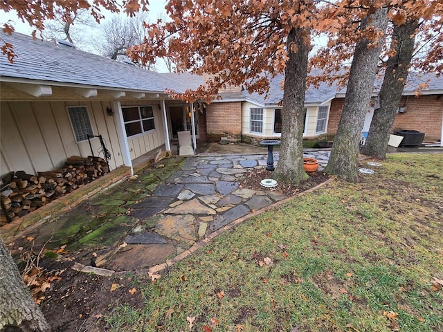 view of yard with a patio area