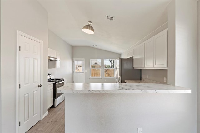 kitchen featuring vaulted ceiling, white cabinetry, kitchen peninsula, stainless steel appliances, and light wood-type flooring