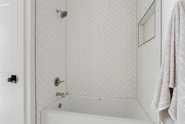 bathroom featuring tiled shower / bath combo