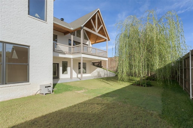 view of yard featuring a patio area