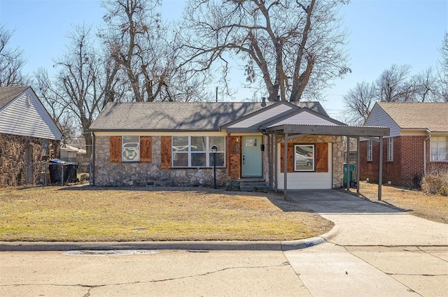 view of front of home with a carport and a front lawn