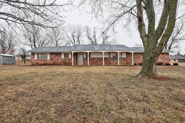 view of front facade with a front yard